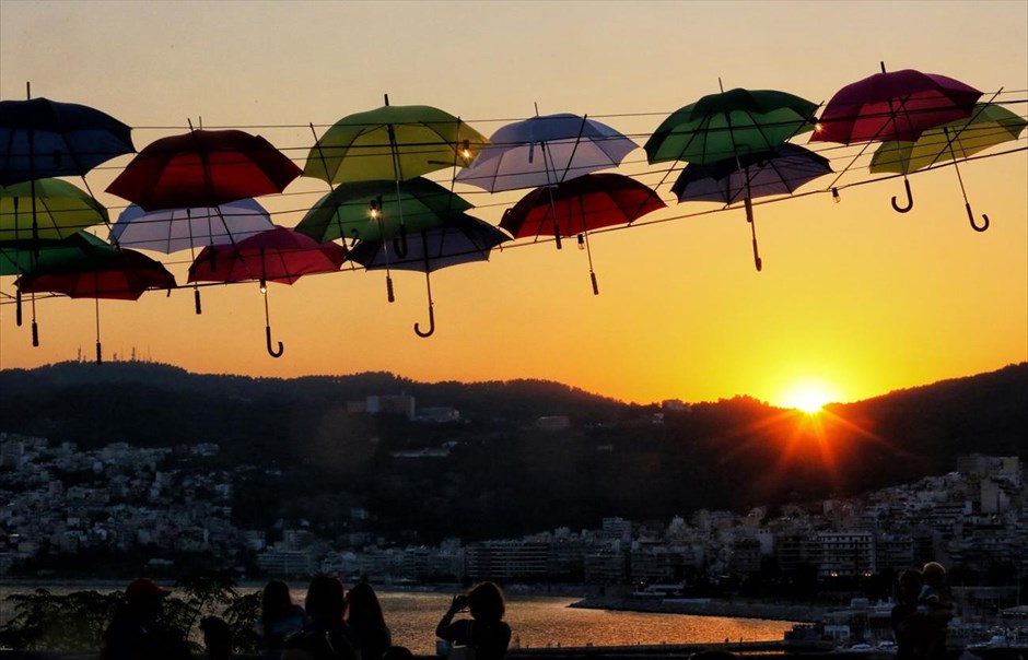 Έθνικ φεστιβάλ στην παλιά πόλη της Καβάλας. Στιγμιότυπο από το έθνικ φεστιβάλ Cosmopolis 2017, στην παλιά πόλη της Καβάλας. Με ήχους, χρώματα και χορούς γέμισε η παραδοσιακή συνοικία της Παναγίας Καβάλας, στο πλαίσιο του φεστιβάλ Cosmopolis 2017. Αποτελεί το μεγαλύτερο πολυπολιτισμικό φεστιβάλ στην Ελλάδα και φιλοξενεί μουσικές, τραγούδια και φαγητά διαφορετικών λαών και πολιτισμών.