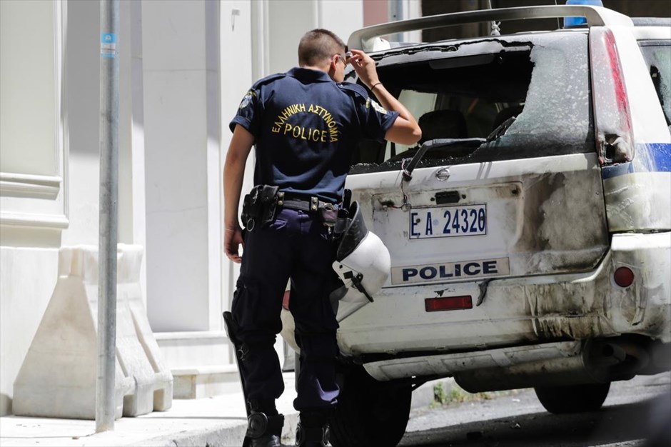Επίθεση με μολότοφ έξω από το σπίτι του Αλ. Φλαμπουράρη. Επίθεση με βόμβες μολότοφ σημειώθηκε στις 12.40 εναντίον της αστυνομικής δύναμης έξω από το σπίτι του υπουργού Επικρατείας Αλέξανδρου Φλαμπουράρη στην οδό Βουλγαροκτόνου στα Εξάρχεια. Όπως έγινε γνωστό από την Αστυνομία, περίπου 15 κουκουλοφόροι επιτέθηκαν αιφνιδιαστικά στην στατική αστυνομική δύναμη της Υποδιεύθυνσης Μέτρων Τάξης που φρουρεί το σπίτι του κ. Φλαμπουράρη και πέταξαν βόμβες μολότοφ με αποτέλεσμα να αρπάξει φωτιά ένα αστυνομικό τζιπ. Η φωτιά σβήστηκε από τους αστυνομικούς. To όχημα υπέστη ζημιές, αλλά ευτυχώς δεν υπήρξε τραυματισμός.
&nbsp;