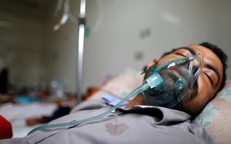 Επιδημία χολέρας στην Υεμένη. Ένας άντρας που έχει προσβληθεί από τη χολέρα, λαμβάνει θεραπεία, σε ένα νοσοκομείο στη Σανάα.