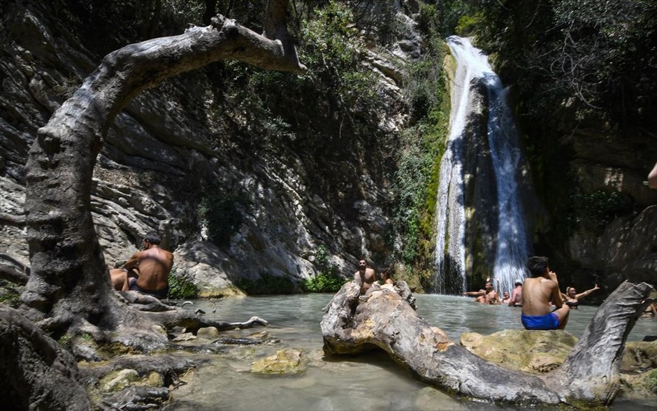 Βουτιές στους καταρράκτες της Μεσσηνίας. Λουόμενοι απολαμβάνουν τη δροσιά των καταρρακτών του ποταμού Νέδα στη Μεσσηνία.&nbsp;