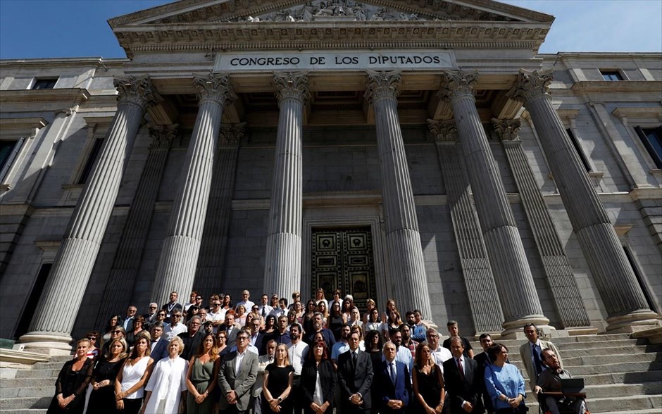 Τρομοκρατική επίθεση στη Βαρκελώνη-Ισπανία- Βουλή. Ενός λεπτού σιγή για τα θύματα της Βαρκελώνης τήρησαν έξω από τη Βουλή της Ισπανίας οι βουλευτές&nbsp;