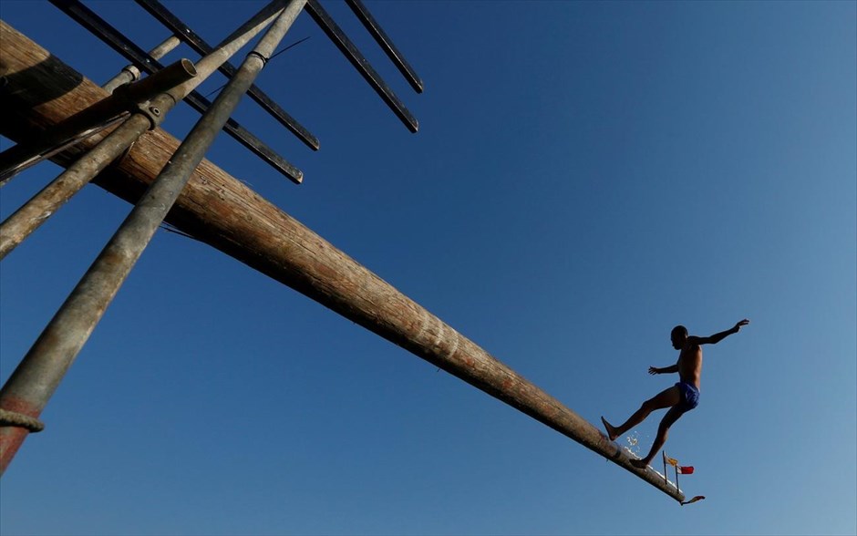 Θρησκευτική εορτή στη Μάλτα . Ένας διαγωνιζόμενος πέφτει από το «gostra», έναν στύλο καλυμμένο με χοιρινό λίπος κατά τη διάρκεια εκδηλώσεων για τη θρησκευτική γιορτή του Αγίου Ιουλιανού στη Μάλτα. Στο παραδοσιακό «gostra», ένα παιχνίδι που χρονολογείται από τον 19ο αιώνα, νέοι άνδρες, γυναίκες και παιδιά πρέπει να φτάσουν στην κορυφή ενός ολισθηρού στύλου και να προσπαθήσουν να ξεριζώσουν μία από τις σημαίες προκειμένου να κερδίσουν έπαθλα.