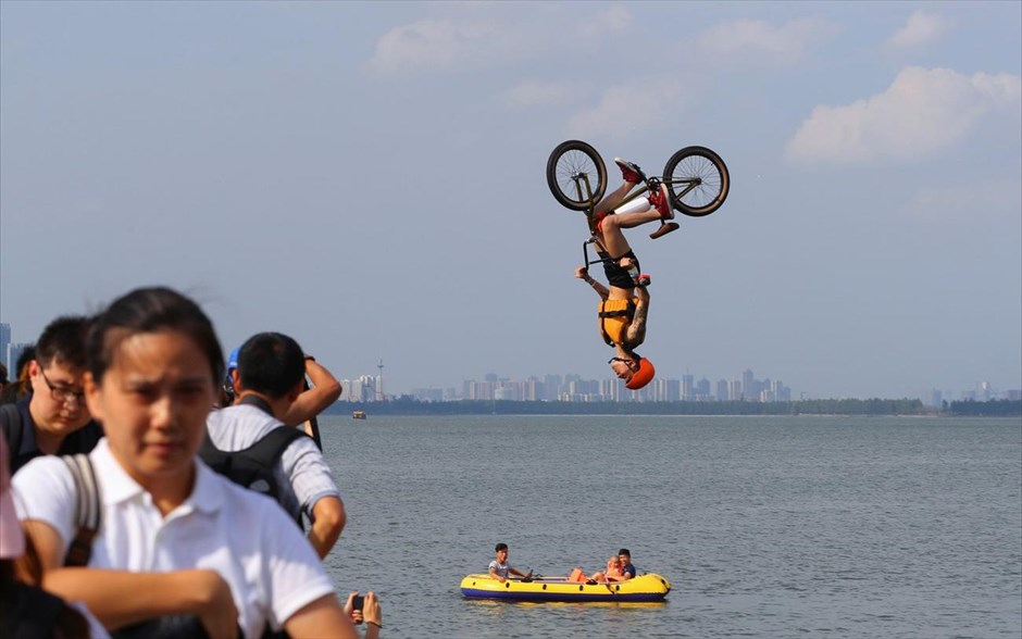 Κίνα: Εντυπωσιακό τρικ με BMX. Ένας άνδρας εκτελεί ένα εντυπωσιακό τρικ με ποδήλατο BMX στην πόλη Γουχάν της επαρχίας Χουμπέι.