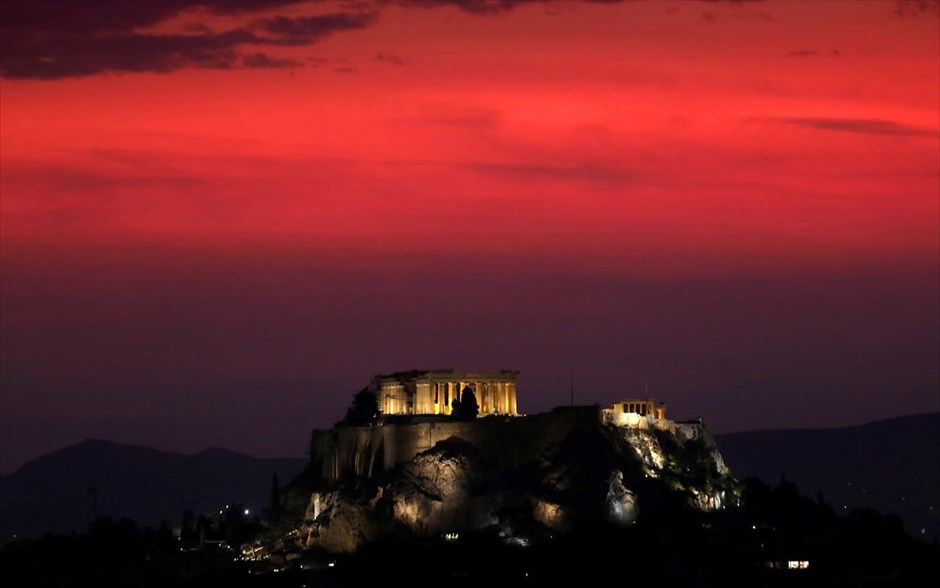 Καλοκαιρινή καταιγίδα στην πόλη της Αθήνας. Καλοκαιρινή καταιγίδα πλησιάζει τον ναό του Παρθενώνα το βράδυ της Δευτέρας.