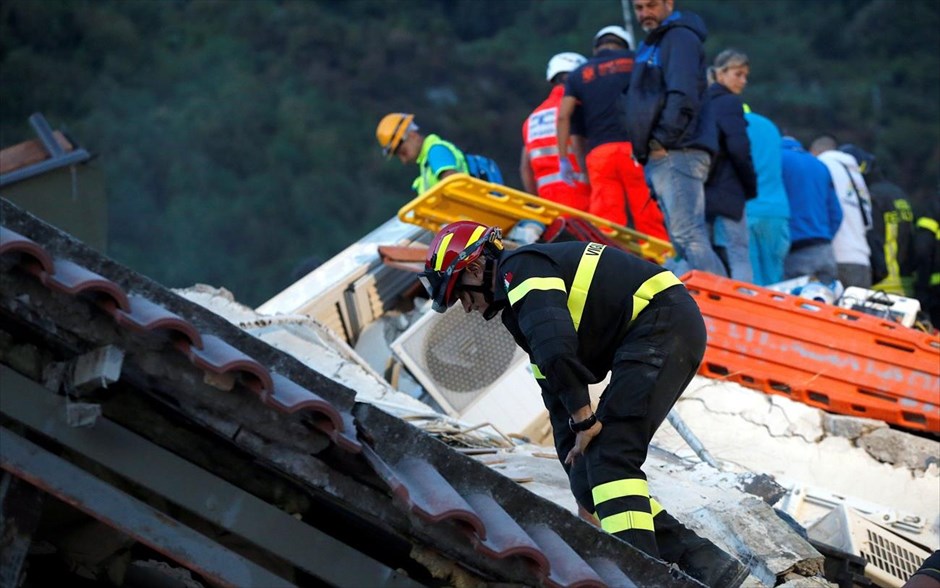 Ιταλία: Φονικός σεισμός 4 Ρίχτερ στο το νησί της Ίσκια. Δύο νεκροί και 39 τραυματίες είναι ο απολογισμός από τον σεισμό των 4 Ρίχτερ που έπληξε το βράδυ της Δευτέρας το νησί της Ίσκια, στα ανοικτά της Νάπολης. Ειδικότερα, μια ηλικιωμένη γυναίκα έχασε την ζωή της από κατάρρευση τμήματος τοπικής εκκλησίας, ενώ σύμφωνα με το ιταλικό πρακτορείο ειδήσεων Agi, μια ακόμη γυναίκα έχασε τη ζωή της.