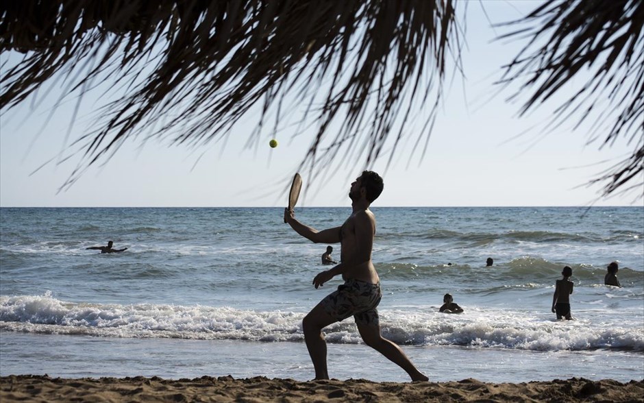 Στιγμές χαλάρωσης στο Νεοχώρι . Στιγμιότυπο από την παραλία του Νεοχωρίου στη Πελοπόννησο. Η φωτογραφία τραβήχτηκε στις 14 Αυγούστου και δόθηκε σήμερα στη δημοσιότητα.