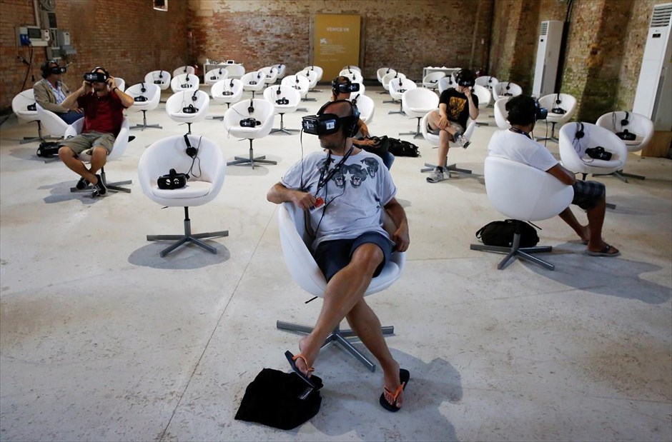 Διαγωνισμός εικονικής πραγματικότητας στη Βενετία. Κόσμος δοκιμάζει ακουστικά και headset εικονικής πραγματικότητας, σε διαγωνισμό VR που διεξάγεται στο πλαίσιο του 74ου Κινηματογραφικού Φεστιβάλ της Βενετίας.