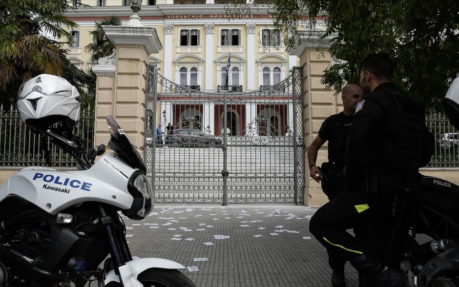 Είσοδος αντεξουσιαστών στο ΥΜΑΘ. Στο υπουργείο Μακεδονίας - Θράκης μπήκαν στις 12:00 το μεσημέρι περίπου 10 άτομα του αντιεξουσιαστικού χώρου. Σύμφωνα με τον ιστότοπο voria.gr πρόκειται για μέλη της Ελευθεριακής Πρωτοβουλίας και της ομάδας Ρουβίκωνα, τα οποία μπήκαν τρέχοντας στον προαύλιο χώρο του υπουργείου και έφτασαν μέχρι τα σκαλοπάτια της εισόδου του κτηρίου όπου ανάρτησαν πανό.
