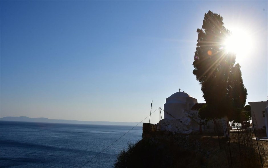 Στιγμιότυπο από το ακρωτήριο Μαλέας . Το Ακρωτήριο Μαλέας ή Κάβο Μαλιάς ή Καβομαλιάς βρίσκεται στα νοτιοανατολικά της Πελοποννήσου, στον Νομό Λακωνίας, όπου και απολήγει η χερσόνησος της Επιδαύρου Λιμηράς. Είναι το νοτιότερο σημείο της ηπειρωτικής Ελλάδας, μετά το ακρωτήριο Ταίναρο. Στην αρχαιότητα ο Κάβο Μαλιάς αποτελούσε σημαντικό ναυτικό πέρασμα.