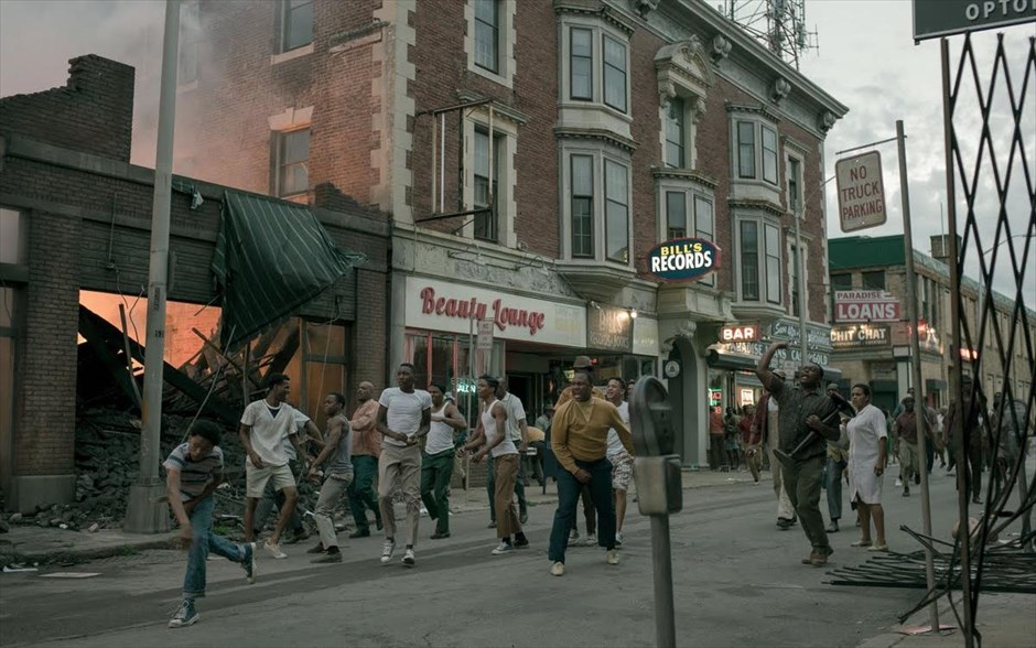 «Detroit: Μια οργισμένη πόλη» 2. «Detroit: Μια οργισμένη πόλη»:&nbsp;Μέσα από το ιστορικό της θρίλερ, η - βραβευμένη με δύο Όσκαρ - Κάθριν Μπίγκελοου βγάζει στο φως μια σκληρή πραγματική ιστορία φυλετική βίας, μεταφέροντάς μας στο καλοκαίρι του 1967, στην καρδιά των αιματηρών κοινωνικών αναταραχών που «έπνιξαν» την πόλη του Ντιτρόιτ.&nbsp;Με τους Τζον Μπογιέγκα, Άντονι Μακί, Άλτζι Σμιθ, Ουίλ Πόλτερ, Τζέικομπ Λάτιμορ, Τζέισον Μίτσελ και Χάνα Μάρεϊ, η ταινία αποτυπώνει τα γεγονότα που συνέβησαν εκείνη τη νύχτα τρόμου, στο ξενοδοχείο Algiers, τα οποία, έκτοτε, έχουν υποβιβαστεί σε απλή αναφορά στα βιβλία ιστορίας. Παρακάμπτοντας την επίσημη διαδικασία, πολλοί αστυνομικοί ανέκριναν βίαια τους ενοίκους του ξενοδοχείου, κατασκευάζοντας ένα ιδιότυπο «παιχνίδι θανάτου», σε μία προσπάθεια να τους εκφοβίσουν, για να μην ομολογήσουν. Μέχρι το τέλος της νύχτας, τρεις άοπλοι νεαροί πυροβολήθηκαν εν ψυχρώ και αρκετοί άλλοι άντρες και γυναίκες χτυπήθηκαν βάναυσα. Κανένα όπλο δεν βρέθηκε ποτέ.