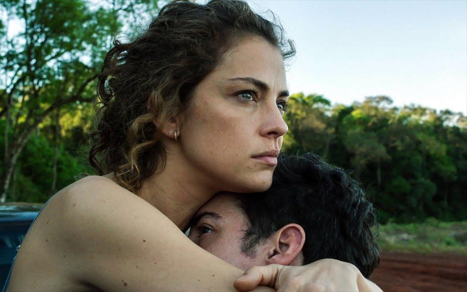 «Paulina» 1. «Paulina»:&nbsp;Διασκευάζοντας ένα κλασικό αργεντίνικο φιλμ νουάρ του 1960 και μετατρέποντάς το σε μία πολιτική παραβολή, ο Σαντιάγκο Μίτρε δημιούργησε ένα θρίλερ, το οποίο απέσπασε είκοσι βραβεία σε διεθνή Φεστιβάλ και άλλες δεκαεννέα υποψηφιότητες.&nbsp;Οι Ντολόρες Φόνζι, Εστέμπαν Λαμόθ και Όσκαρ Μαρτίνεζ ξετυλίγουν την ιστορία μιας μεγαλοαστής δικηγόρου&nbsp;του Μπουένος Άιρες, η οποία, παρά τις έντονες αντιρρήσεις του ανώτατου δικαστή πατέρα της, γίνεται δασκάλα σε ένα απομακρυσμένο χωριό, όπου η πλειοψηφία των κατοίκων είναι αναλφάβητη. Ένα βράδυ, δέχεται μια βάναυση επίθεση από μια συμμορία, αλλά δεν πτοείται και επιστρέφει στη δουλειά της. Όμως, δεν φαντάζεται πόσο κοντά της μπορεί να είναι οι δράστες.