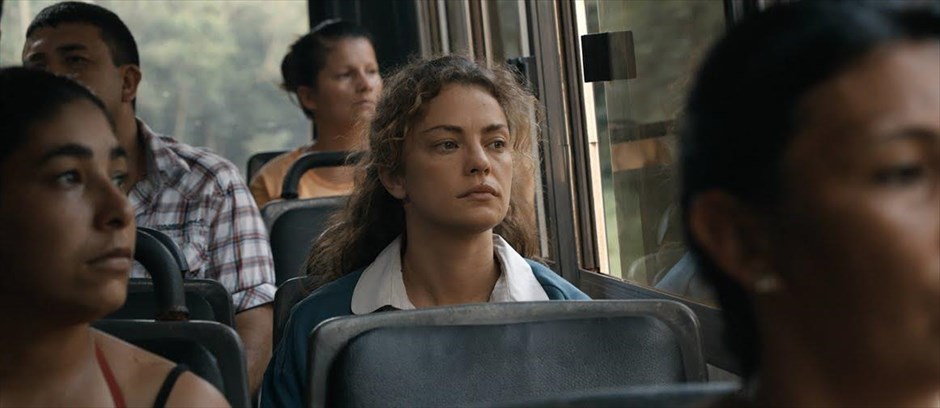 «Paulina» 2. «Paulina»:&nbsp;Διασκευάζοντας ένα κλασικό αργεντίνικο φιλμ νουάρ του 1960 και μετατρέποντάς το σε μία πολιτική παραβολή, ο Σαντιάγκο Μίτρε δημιούργησε ένα θρίλερ, το οποίο απέσπασε είκοσι βραβεία σε διεθνή Φεστιβάλ και άλλες δεκαεννέα υποψηφιότητες.&nbsp;Οι Ντολόρες Φόνζι, Εστέμπαν Λαμόθ και Όσκαρ Μαρτίνεζ ξετυλίγουν την ιστορία μιας μεγαλοαστής δικηγόρου&nbsp;του Μπουένος Άιρες, η οποία, παρά τις έντονες αντιρρήσεις του ανώτατου δικαστή πατέρα της, γίνεται δασκάλα σε ένα απομακρυσμένο χωριό, όπου η πλειοψηφία των κατοίκων είναι αναλφάβητη. Ένα βράδυ, δέχεται μια βάναυση επίθεση από μια συμμορία, αλλά δεν πτοείται και επιστρέφει στη δουλειά της. Όμως, δεν φαντάζεται πόσο κοντά της μπορεί να είναι οι δράστες.