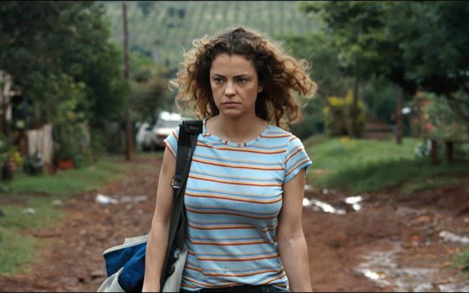 «Paulina» 5. «Paulina»:&nbsp;Διασκευάζοντας ένα κλασικό αργεντίνικο φιλμ νουάρ του 1960 και μετατρέποντάς το σε μία πολιτική παραβολή, ο Σαντιάγκο Μίτρε δημιούργησε ένα θρίλερ, το οποίο απέσπασε είκοσι βραβεία σε διεθνή Φεστιβάλ και άλλες δεκαεννέα υποψηφιότητες.&nbsp;Οι Ντολόρες Φόνζι, Εστέμπαν Λαμόθ και Όσκαρ Μαρτίνεζ ξετυλίγουν την ιστορία μιας μεγαλοαστής δικηγόρου&nbsp;του Μπουένος Άιρες, η οποία, παρά τις έντονες αντιρρήσεις του ανώτατου δικαστή πατέρα της, γίνεται δασκάλα σε ένα απομακρυσμένο χωριό, όπου η πλειοψηφία των κατοίκων είναι αναλφάβητη. Ένα βράδυ, δέχεται μια βάναυση επίθεση από μια συμμορία, αλλά δεν πτοείται και επιστρέφει στη δουλειά της. Όμως, δεν φαντάζεται πόσο κοντά της μπορεί να είναι οι δράστες.