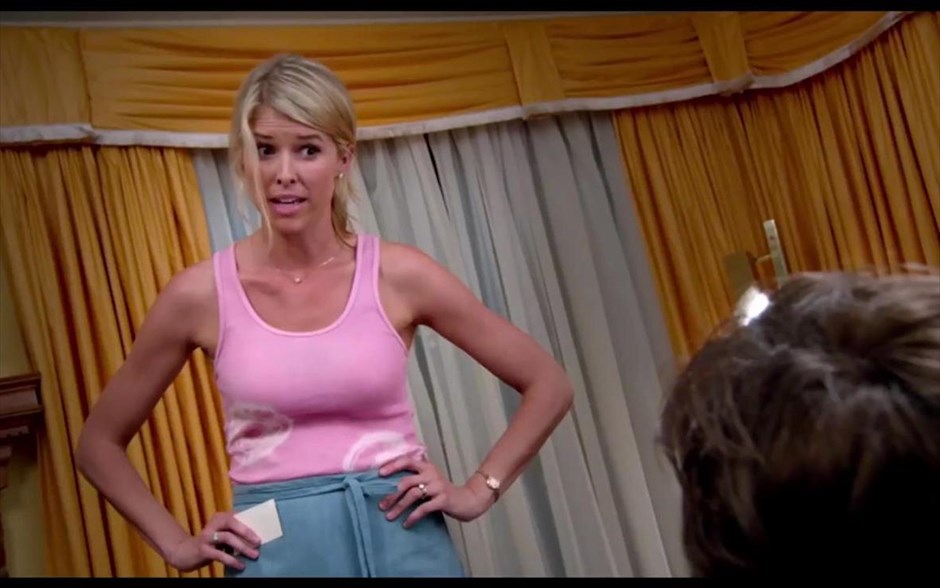«American made» 6. «American made»: Το θρίλερ δράσης του Νταγκ Λάιμαν ζωντανεύει ένα από τα ανείπωτα σκάνδαλα της CIA, μέσα από την αληθινή ιστορία παρανομίας και διαπλοκής του πιλότου Μπάρι Σιλ.&nbsp;Ο Τομ Κρουζ, πλαισιωμένος από τους Κάλεμπ Λάντρι Τζόουνς, Ντόμναλ Γκλίσον, Τζέσε Πλέμονς και Σάρα Ράιτ,υποδύεται έναν οικογενειάρχη που αγαπά τη γυναίκα του, αλλά έχει διπλή ζωή. Από τη μία, εργάζεται ως πληροφοριοδότης της CIA και, από την άλλη, μεταφέρει λαθραία ναρκωτικά για λογαριασμό ενός καρτέλ, στο οποίο εμπλεκόταν και ο Πάμπλο Εσκομπάρ.