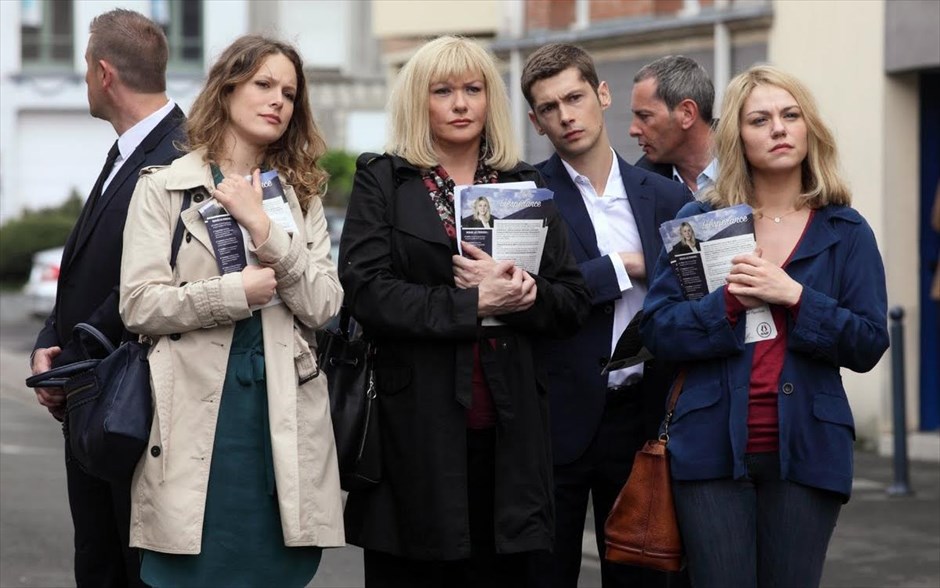 «Αυτή η γη είναι δική μας» 3. «Αυτή η γη είναι δική μας»:&nbsp;Το γαλλικό δράμα του Λούκα Μπελβό - με τους Εμιλί Ντεκέν, Αντρέ Ντισολιέ και Γκιγιόμ Γκουί - εκτυλίσσεται στη βόρεια Γαλλία, λίγες εβδομάδες πριν τις γαλλικές προεδρικές εκλογές, και προκάλεσε την οργή του κόμματος της Μαρίν Λεπέν.&nbsp;Ηρωίδα της ταινίας είναι μια αυτοαπασχολούμενη νοσοκόμα, η οποία είναι αφοσιωμένη και γενναιόδωρη&nbsp;στις σχέσεις της και αποτελεί ηθικό πρότυπο για όλους. Ένα ανερχόμενο εθνικιστικό κόμμα εκμεταλλεύεται τη δημοτικότητα και την ακεραιότητά της, τοποθετώντας την υποψήφια στις τοπικές εκλογές. Εκείνη, χωρίς να έχει καμία πολιτική πεποίθηση, συνεχίζει παρά τις αντιδράσεις του περίγυρού της, μέχρι να αποκαλυφθεί η πικρή αλήθεια.