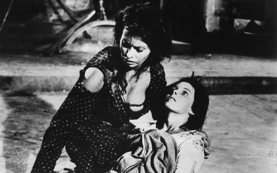 «Η ατιμασμένη» 2. «Η ατιμασμένη»: Βασισμένο στο μυθιστόρημα του Αλμπέρτο Μοράβια, «La Ciociara», το ασπρόμαυρο ιταλικό δράμα του 1960, σε σκηνοθεσία του - βραβευμένου με Όσκαρ - Βιτόριο Ντε Σίκα, χάρισε στη Σοφία Λόρεν την αναγνώριση, αφού έγινε η πρώτη ηθοποιός που κέρδισε ποτέ Όσκαρ ερμηνείας για ξενόγλωσση ταινία.&nbsp;Με τους Ζαν Πολ Μπελμοντό, Ραφ Βαλόνε και Ελεονόρα Μπράουν να συμπληρώνουν το καστ, η ταινία αποτυπώνει τις συνέπειες των μαχών του Β΄ Παγκοσμίου Πολέμουσε κατοικημένες περιοχές (βομβαρδισμούς, εκτελέσεις αμάχων) και τα επακόλουθα της ανάμιξης ξένων στρατιωτικών με τον ντόπιο πληθυσμό (βιασμοί, λεηλασίες), μέσα από την ιστορία μιας χήρας και της δωδεκάχρονης κόρη της, οι οποίες πέφτουν θύματα ομαδικού βιασμού από τα στρατεύματα των «απελευθερωτών» Συμμάχων. Συντετριμμένες, με τις ζωές τους να έχουν αλλάξει για πάντα, προσπαθούν να συνεχίσουν, με τις τύψεις να πνίγουν τη μητέρα, επειδή δεν μπόρεσε να προστατέψει την κόρη της.