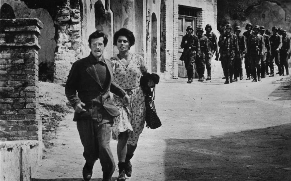 «Η ατιμασμένη» 3. «Η ατιμασμένη»: Βασισμένο στο μυθιστόρημα του Αλμπέρτο Μοράβια, «La Ciociara», το ασπρόμαυρο ιταλικό δράμα του 1960, σε σκηνοθεσία του - βραβευμένου με Όσκαρ - Βιτόριο Ντε Σίκα, χάρισε στη Σοφία Λόρεν την αναγνώριση, αφού έγινε η πρώτη ηθοποιός που κέρδισε ποτέ Όσκαρ ερμηνείας για ξενόγλωσση ταινία.&nbsp;Με τους Ζαν Πολ Μπελμοντό, Ραφ Βαλόνε και Ελεονόρα Μπράουν να συμπληρώνουν το καστ, η ταινία αποτυπώνει τις συνέπειες των μαχών του Β΄ Παγκοσμίου Πολέμουσε κατοικημένες περιοχές (βομβαρδισμούς, εκτελέσεις αμάχων) και τα επακόλουθα της ανάμιξης ξένων στρατιωτικών με τον ντόπιο πληθυσμό (βιασμοί, λεηλασίες), μέσα από την ιστορία μιας χήρας και της δωδεκάχρονης κόρη της, οι οποίες πέφτουν θύματα ομαδικού βιασμού από τα στρατεύματα των «απελευθερωτών» Συμμάχων. Συντετριμμένες, με τις ζωές τους να έχουν αλλάξει για πάντα, προσπαθούν να συνεχίσουν, με τις τύψεις να πνίγουν τη μητέρα, επειδή δεν μπόρεσε να προστατέψει την κόρη της.