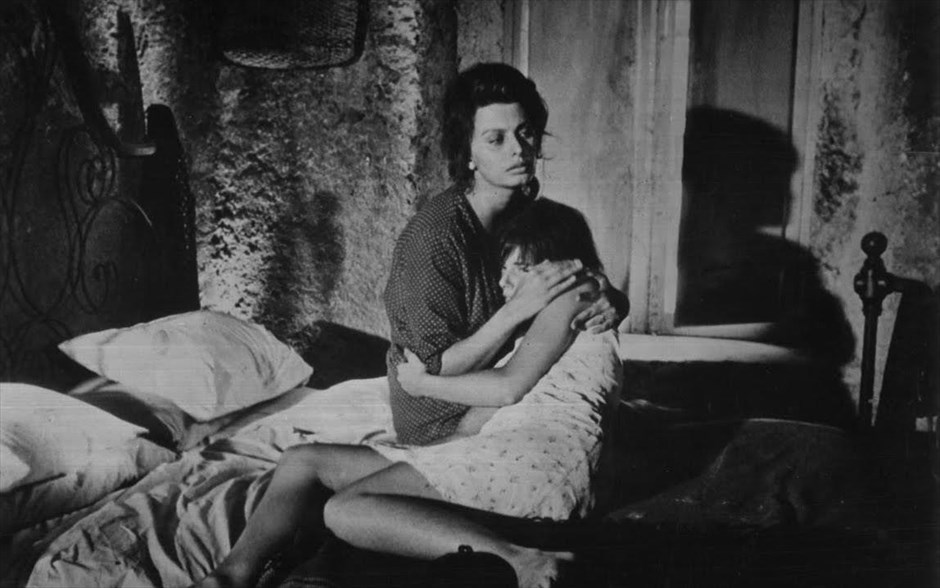«Η ατιμασμένη» 9. «Η ατιμασμένη»: Βασισμένο στο μυθιστόρημα του Αλμπέρτο Μοράβια, «La Ciociara», το ασπρόμαυρο ιταλικό δράμα του 1960, σε σκηνοθεσία του - βραβευμένου με Όσκαρ - Βιτόριο Ντε Σίκα, χάρισε στη Σοφία Λόρεν την αναγνώριση, αφού έγινε η πρώτη ηθοποιός που κέρδισε ποτέ Όσκαρ ερμηνείας για ξενόγλωσση ταινία.&nbsp;Με τους Ζαν Πολ Μπελμοντό, Ραφ Βαλόνε και Ελεονόρα Μπράουν να συμπληρώνουν το καστ, η ταινία αποτυπώνει τις συνέπειες των μαχών του Β΄ Παγκοσμίου Πολέμουσε κατοικημένες περιοχές (βομβαρδισμούς, εκτελέσεις αμάχων) και τα επακόλουθα της ανάμιξης ξένων στρατιωτικών με τον ντόπιο πληθυσμό (βιασμοί, λεηλασίες), μέσα από την ιστορία μιας χήρας και της δωδεκάχρονης κόρη της, οι οποίες πέφτουν θύματα ομαδικού βιασμού από τα στρατεύματα των «απελευθερωτών» Συμμάχων. Συντετριμμένες, με τις ζωές τους να έχουν αλλάξει για πάντα, προσπαθούν να συνεχίσουν, με τις τύψεις να πνίγουν τη μητέρα, επειδή δεν μπόρεσε να προστατέψει την κόρη της.