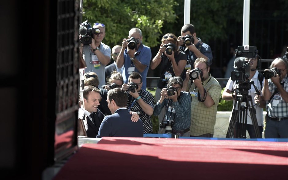 Τσίπρας - Μακρόν. Συνάντηση του Πρωθυπουργού Αλέξη Τσίπρα με τον πρόεδρο της Γαλλικής Δημοκρατίας Εμμανουέλ Μακρόν την Πέμοτη 7 Σεπτεμβρίου 2017, στο Μέγαρο Μαξίμου. (EUROKINISSI/ΤΑΤΙΑΝΑ ΜΠΟΛΑΡΗ)