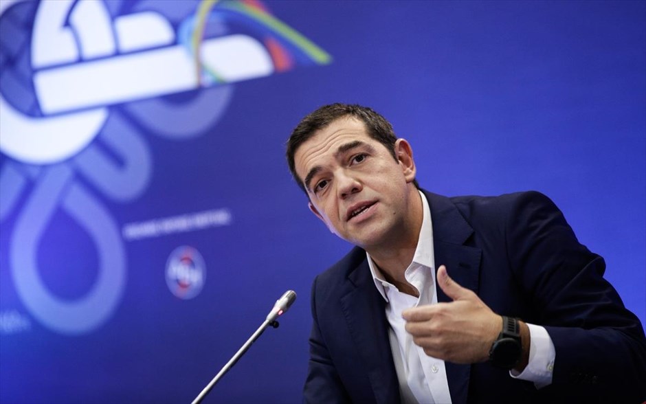 Συνέντευξη Τύπου του Αλέξη Τσίπρα στην 82η ΔΕΘ . Στην υλοποίηση των «απαιτούμενων διορθώσεων», μέσω της υπεραπόδοσης των δημοσιονομικών στόχων, εστίασε ο Πρωθυπουργός, Αλέξης Τσίπρας, κατά τη διάρκεια της συνέντευξης Τύπου που παραχώρησε, στο πλαίσιο της 82ης Διεθνούς Έκθεσης Θεσσαλονίκης.
«Αισιοδοξούμε ότι δημιουργούμε ένα δημοσιονομικό περιθώριο για να μπορέσουμε από το 2019 να προχωρήσουμε σε διορθώσεις που θα ελαφρύνουν όσους επιβαρύνθηκαν περισσότερο» επεσήμανε, χαρακτηριστικά.