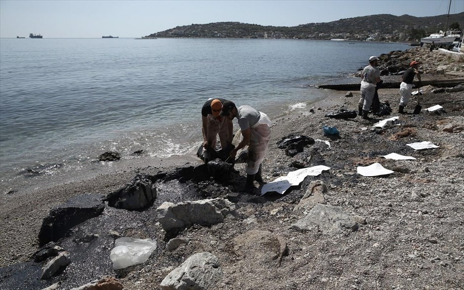 Εργασίες αντιρρύπανσης - βύθιση του δεξαμενόπλοιου - Σαλαμίνα - Σελήνια. 