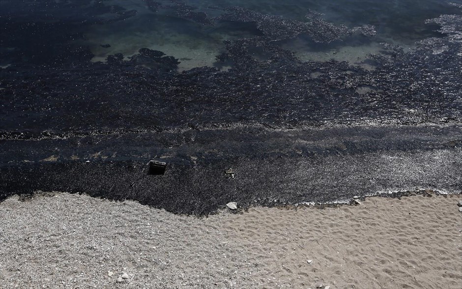 Πετρελαιοκηλίδα - παραλία των Σεληνίων στη Σαλαμίνα - βύθιση του δεξαμενόπλοιου «ΑΓΙΑ ΖΩΝΗ». 