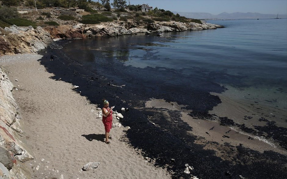 Εργασίες αντιρρύπανσης - βύθιση του δεξαμενόπλοιου - Σαλαμίνα - Σελήνια - πετρελαιοκηλιδα. 
