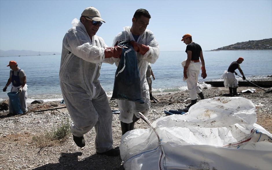 Εργασίες αντιρρύπανσης - βύθιση του δεξαμενόπλοιου - Σαλαμίνα - Σελήνια - πετρελαιοκηλιδα. 