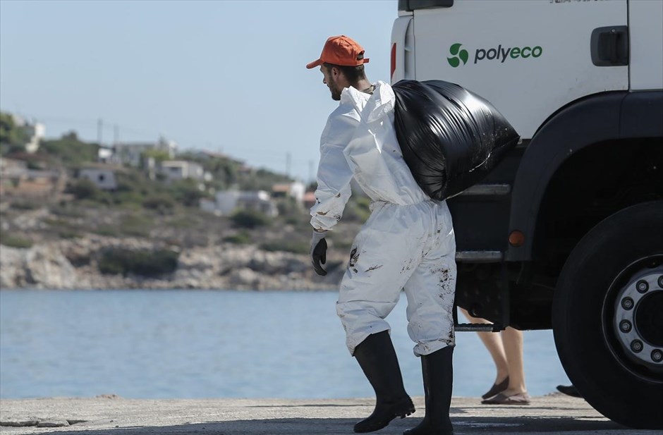 Εργασίες αντιρρύπανσης - βύθιση του δεξαμενόπλοιου - Σαλαμίνα - Σελήνια - πετρελαιοκηλιδα. 