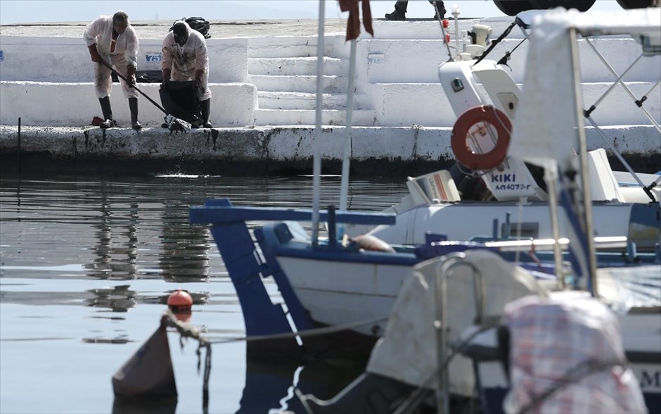 Εργασίες αντιρρύπανσης - βύθιση του δεξαμενόπλοιου - Σαλαμίνα - Σελήνια - πετρελαιοκηλιδα. 