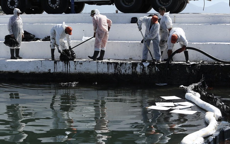 Εργασίες αντιρρύπανσης - βύθιση του δεξαμενόπλοιου - Σαλαμίνα - Σελήνια - πετρελαιοκηλιδα. 