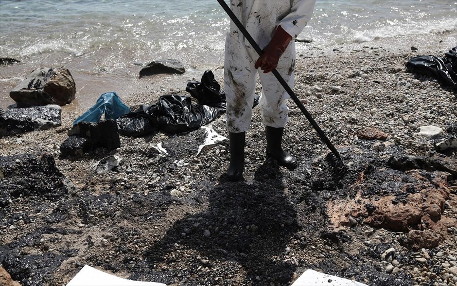 Εργασίες αντιρρύπανσης - βύθιση του δεξαμενόπλοιου - Σαλαμίνα - Σελήνια - πετρελαιοκηλιδα. 