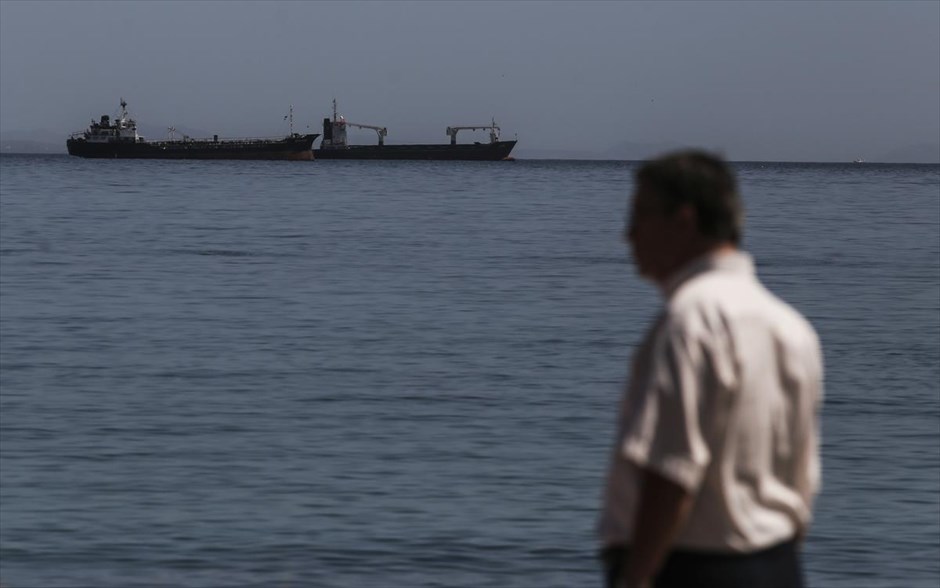 Εργασίες αντιρρύπανσης - βύθιση του δεξαμενόπλοιου - Σαλαμίνα - Σελήνια - πετρελαιοκηλιδα. 