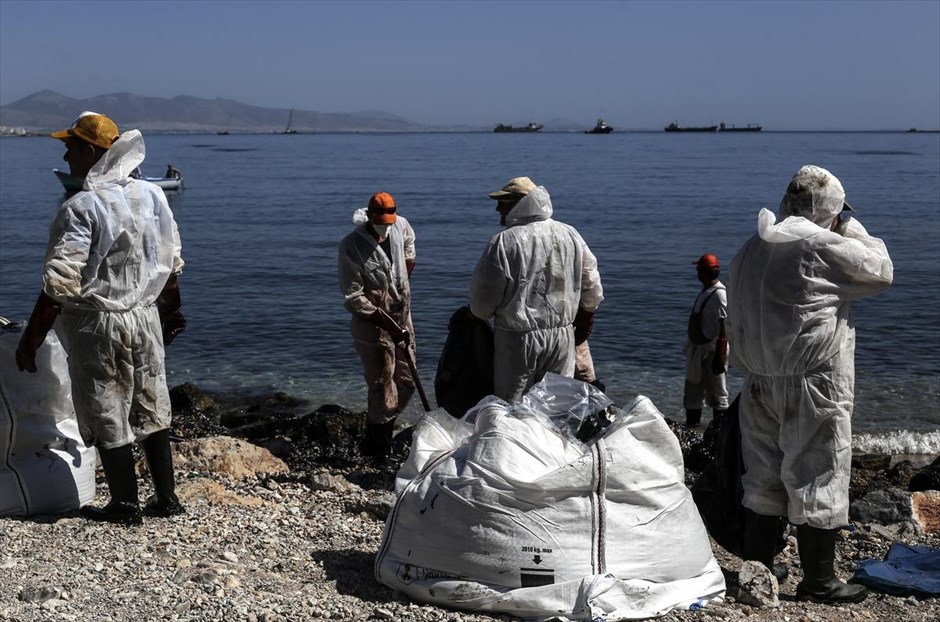 Εργασίες αντιρρύπανσης - βύθιση του δεξαμενόπλοιου - Σαλαμίνα - Σελήνια - πετρελαιοκηλιδα. 
