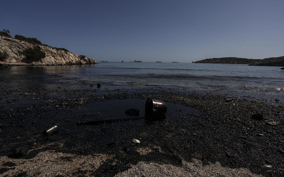 Εργασίες αντιρρύπανσης - βύθιση του δεξαμενόπλοιου - Σαλαμίνα - Σελήνια - πετρελαιοκηλιδα. 