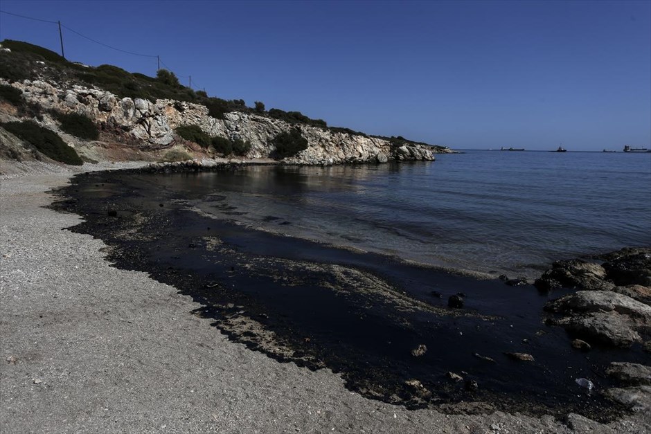 Εργασίες αντιρρύπανσης - βύθιση του δεξαμενόπλοιου - Σαλαμίνα - Σελήνια - πετρελαιοκηλιδα. 