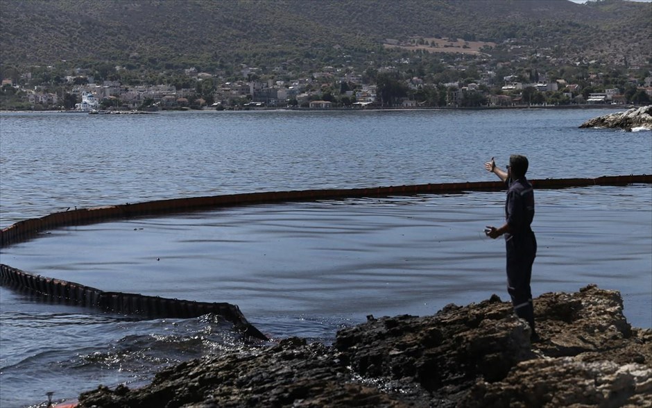 Εργασίες αντιρρύπανσης - βύθιση του δεξαμενόπλοιου - Σαλαμίνα - Σελήνια - πετρελαιοκηλιδα. 