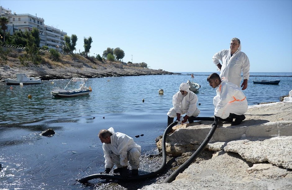 Φρεαττύδα - βύθιση του δεξαμενόπλοιου - Σαλαμίνα - Σελήνια - πετρελαιοκηλιδα. 