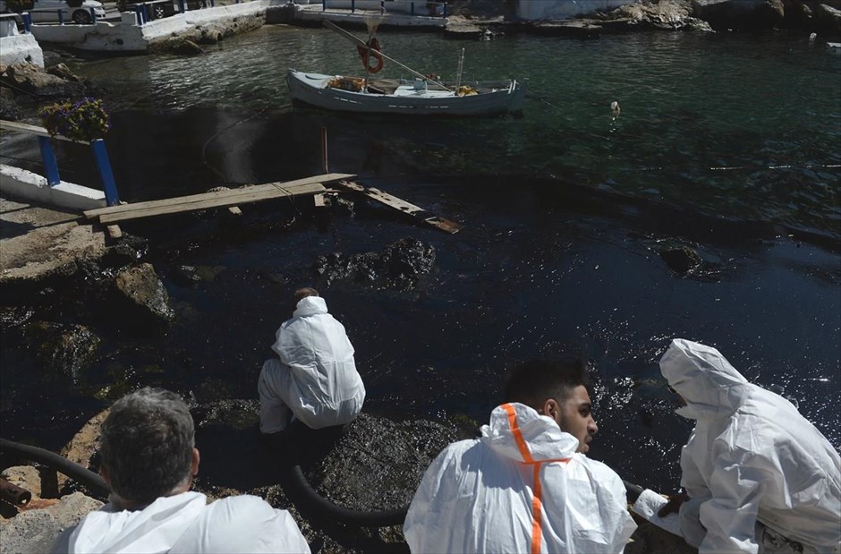 Φρεαττύδα - βύθιση του δεξαμενόπλοιου - Σαλαμίνα - Σελήνια - πετρελαιοκηλιδα. 
