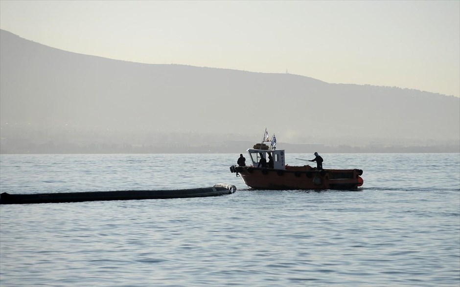 Φρεαττύδα - βύθιση του δεξαμενόπλοιου - Σαλαμίνα - Σελήνια - πετρελαιοκηλιδα. 