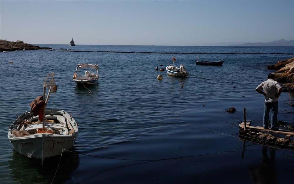 Φρεαττύδα - βύθιση του δεξαμενόπλοιου - Σαλαμίνα - Σελήνια - πετρελαιοκηλιδα. 