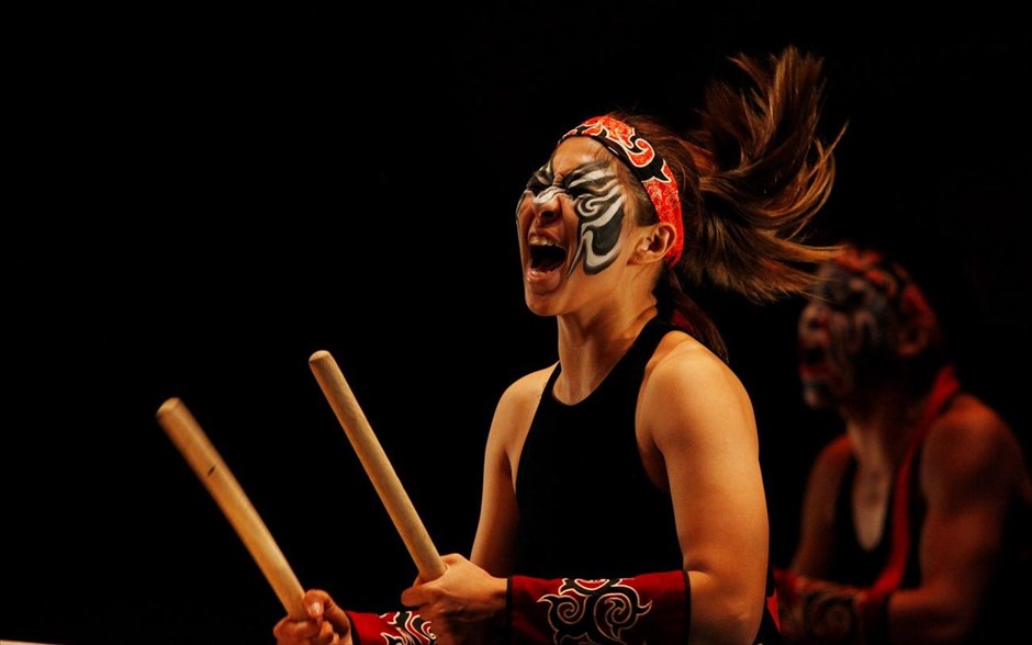 Μουσικοχορευτική παράσταση στο Σαν Σαλβαδόρ. Μέλος της ομάδας Chio-Tian Folk Drums & Arts Troupe από την Ταϊβάν συμμετέχει σε παράσταση, στο Εθνικό Θέατρο του Σαν Σαλβαδόρ.