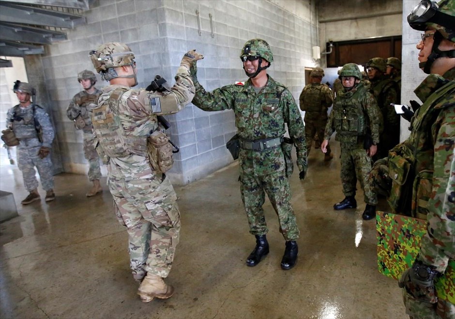 Κοινή στρατιωτική άσκηση ΗΠΑ - Ιαπωνίας . Μέλη των στρατιωτικών δυνάμεων της Ιαπωνίας και Αμερικανοί στρατιώτες λαμβάνουν μέρος σε πολεμική άσκηση σε αστικό περιβάλλον, κατά τη διάρκεια κοινής στρατιωτικής άσκησης, με όνομα Orient Shield 17, κοντά στο όρος Φούτζι, στο πεδίο εκπαίδευσης Χιγκάσιφούτζι, στην Γκοτέμπα, δυτικά του Τόκιο, στην Ιαπωνία.