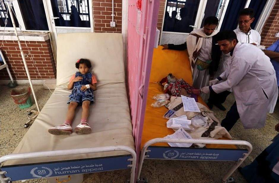 ΠΟΥ: Σε 700.000 έχουν ανέλθει τα κρούσματα χολέρας στην Υεμένη. Γιατροί φροντίζουν ένα μικρό κορίτσι που έχει προσβληθεί από χολέρα, ενώ ένα άλλο (αριστερά) λαμβάνει θεραπεία, σε ένα νοσοκομείο στη Σανάα, κατά τη διάρκεια επιδημίας της χολέρας, η οποία ταλανίζει την Υεμένη τους τελευταίους μήνες. Σύμφωνα με δημοσιεύματα, ο Παγκόσμιος Οργανισμός Υγείας ζήτησε από τις τοπικές υγειονομικές αρχές στη χώρα να προχωρήσουν στην έγκριση και εφαρμογή εμβολιασμών, προκειμένου να περιορίσουν την εξάπλωση της επιδημίας της ασθένειας, η οποία έχει στοιχίσει τη ζωή τουλάχιστον 2.090 ανθρώπων, ενώ έχουν υπολογιστεί περίπου 700.000 ύποπτα κρούσματα σε όλη την αραβική χώρα από τα τέλη Απριλίου.