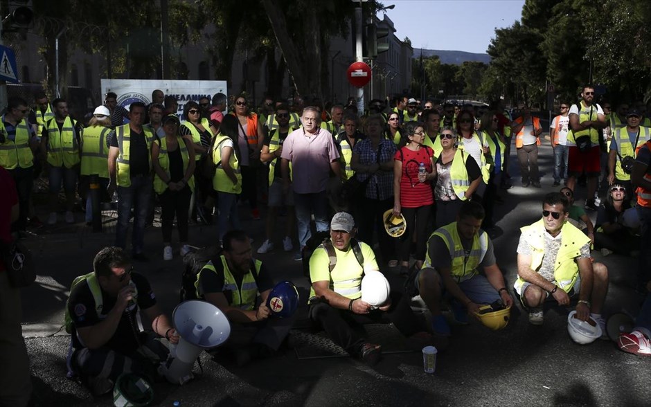 Στο υπουργείο Περιβάλλοντος μεταλλωρύχοι της Ελληνικός Χρυσός. Στο υπουργείο Περιβάλλοντος συγκεντρώθηκαν πάνω από 1.200 εργαζόμενοι στα μεταλλεία της Ελληνικός Χρυσός, ζητώντας να διευθετηθούν οι εκκρεμότητες σχετικά με την έκδοση των απαραίτητων αδειών για τα μεταλλεία στη Χαλκιδική.