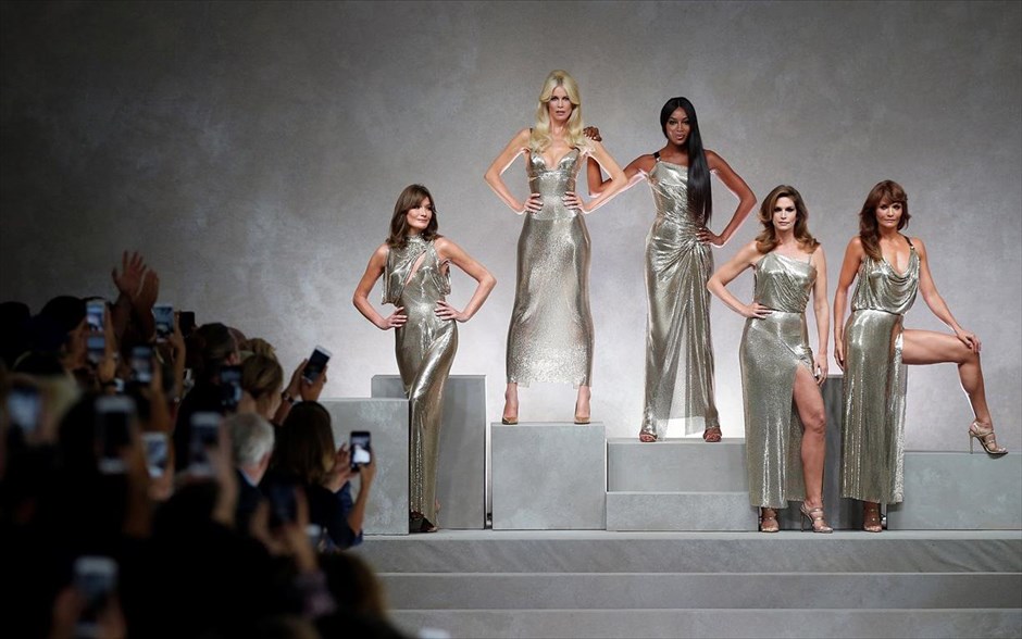 Τα θρυλικά supermodels της δεκαετίας του΄90 μαζί στην πασαρέλα για τη μνήμη του Gianni Versace. τα θρυλικά supermodels της δεκαετίας του 90 επανενώθηκαν Πηγή: www.lifo.gr
τα θρυλικά supermodels της δεκαετίας του 90 επανενώθηκαν Πηγή: www.lifo.gr
τα θρυλικά supermodels της δεκαετίας του 90 επανενώθηκαν Πηγή: www.lifo.gr
τα θρυλικά supermodels της δεκαετίας του 90 επανενώθηκαν Πηγή: www.lifo.gr
Τα θρυλικά μοντέλα Carla Bruni (αριστερά), Claudia Schiffer, Naomi Campbell, Cindy Crawford και Helena Christensen ντυμένες με χρυσά φορέματα κλείνουν την επίδειξη της Donatella Versace κατά τη διάρκεια της Εβδομάδας Μόδας του Μιλάνου. Η Donatella Versace για να τιμήσει την κληρονομιά του σχεδιαστή Gianni Versace, στην επέτειο των 20 χρόνων από τη δολοφονία του, διοργάνωσε ένα ιδιαίτερο σόου. Μαζί με τη συλλογή της Άνοιξης του 2018 που αποτίει φόρο τιμής στα εμβληματικά σχέδια του Gianni, τα θρυλικά supermodels της δεκαετίας του 90 επανενώθηκαν και έκλεισαν την επίδειξη.