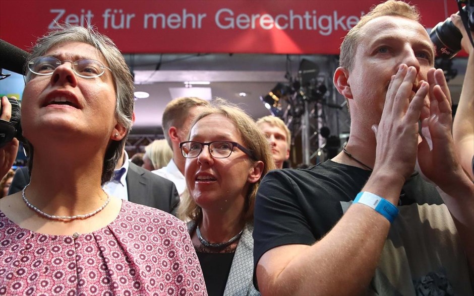Γερμανία - Εκλογές - SPD. Κόσμος παρακολουθεί την ανακοίνωση των πρώτων αποτελεσμάτων, στα κεντρικά γραφεία του SPD στο Βερολίνο.