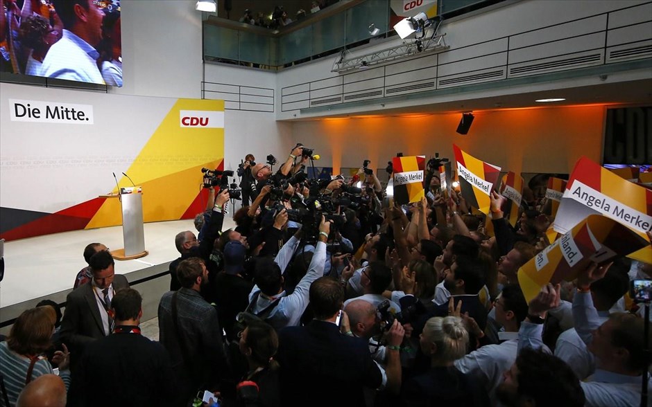 Γερμανία - Εκλογές. Κόσμος περιμένει την άφιξη της Αγκελας Μέρκελ στα κεντρικά γραφεία του CDU στο Βερολίνο.