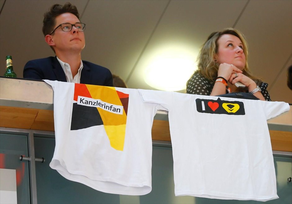 Γερμανία - Εκλογές - CDU. Κόσμος παρακολουθεί τα αποτελέσματα, στα κεντρικά γραφεία του CDU στο Βερολίνο.
