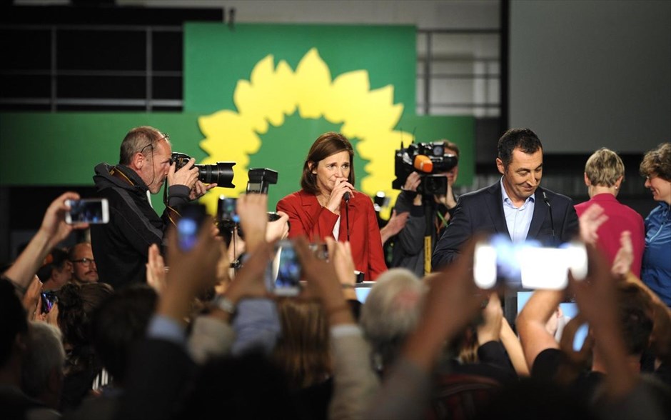 Γερμανία - Εκλογές - Σούλτς - Alliance 90/The Greens. O ηγέτης του κόμματος Alliance 90/The Greens Τζεμ Έζντεμιρ  και η πολιτικός Κάτριν Γκέρινγκ-Έκαρτ παρακολουθούν την ανακοίνωση των πρώτων exit polls, στα γραφεία του κόμματος στο Βερολίνο.